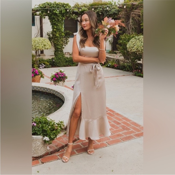 NWT Show Me Your Mumu Claire Midi Dress
Show Me The Ring Luxe Satin size XXL - Picture 1 of 3